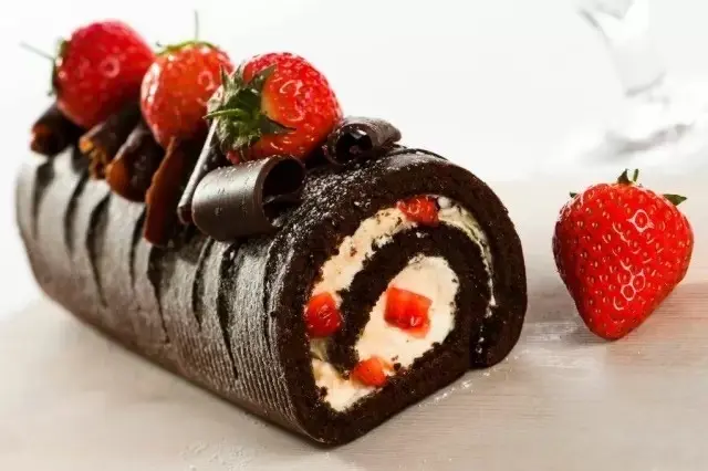 Rollo de chocolate con fresas